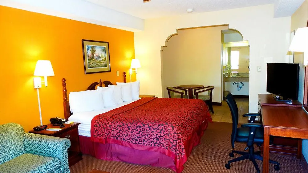 Days Inn & Suites By Wyndham Savannah Midtown