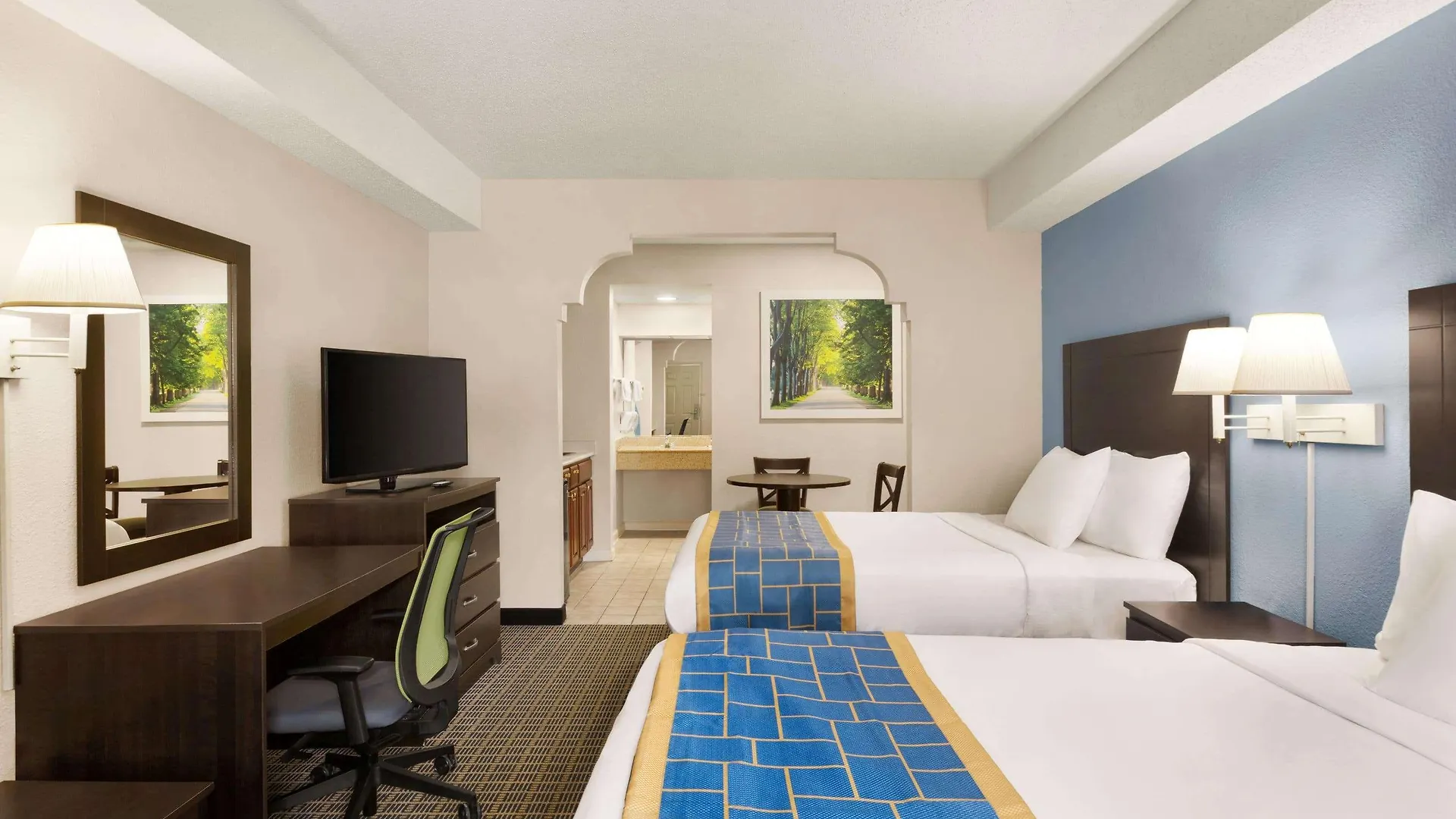 Days Inn & Suites By Wyndham Savannah Midtown Motel