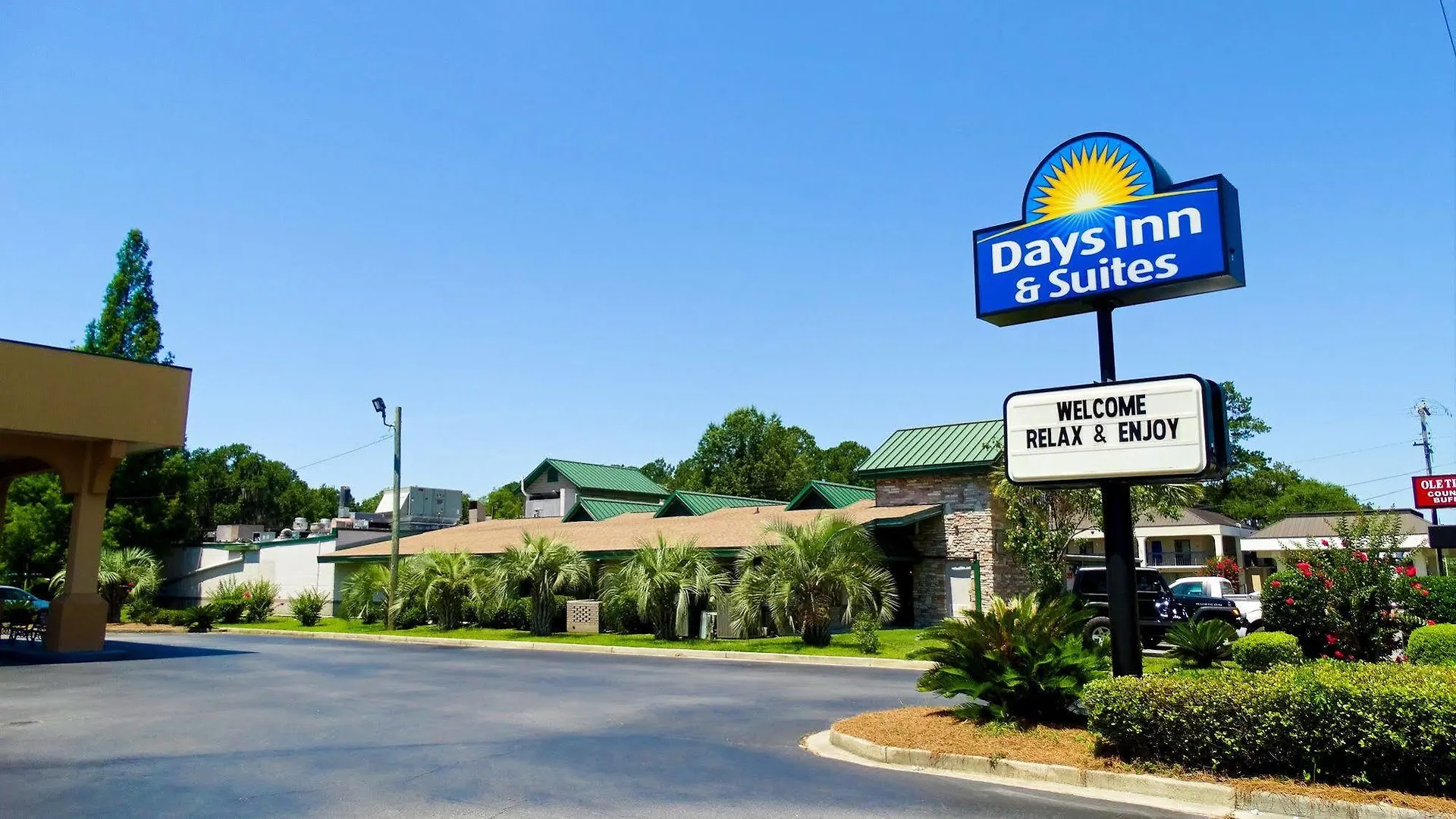 Days Inn & Suites By Wyndham Savannah Midtown