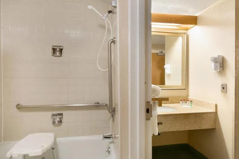 Days Inn & Suites By Wyndham Savannah Midtown 2*,  Estados Unidos