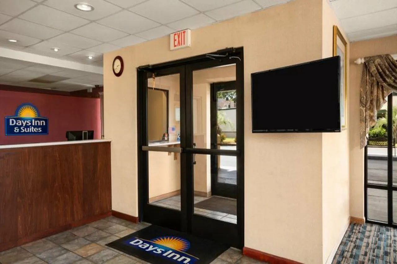 Days Inn & Suites By Wyndham Savannah Midtown 2*,