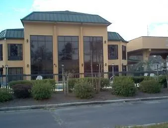 Days Inn & Suites By Wyndham Savannah Midtown Motel
